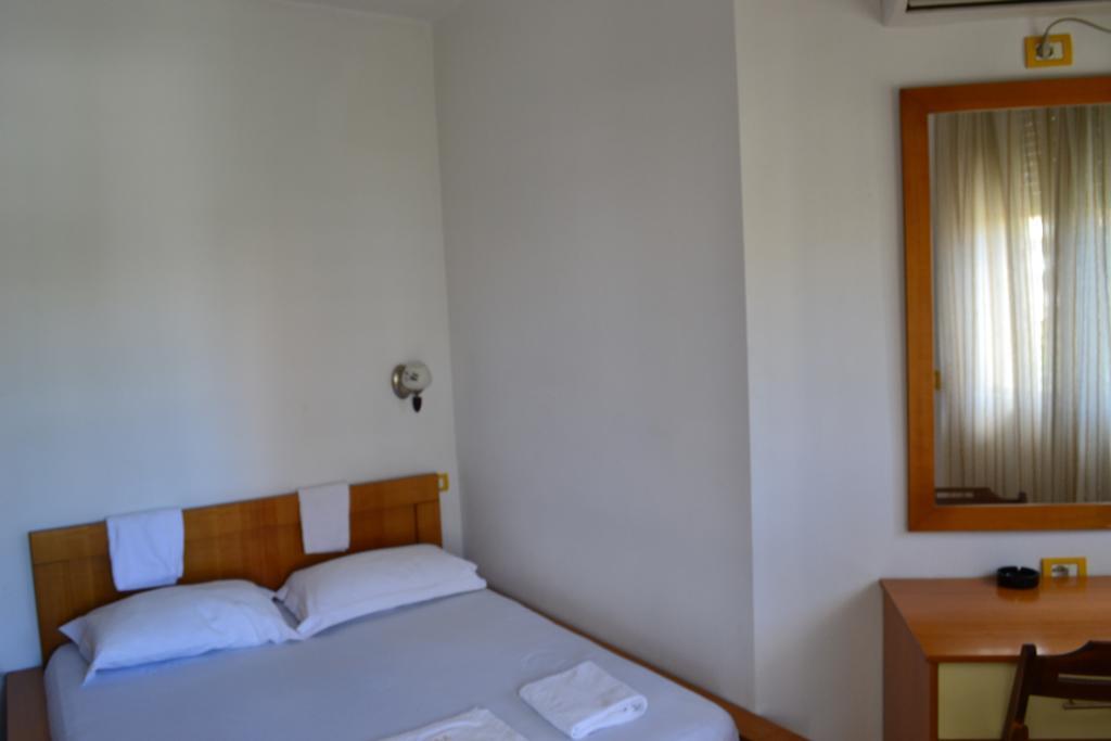 Hotel Alpine Влёра Номер фото